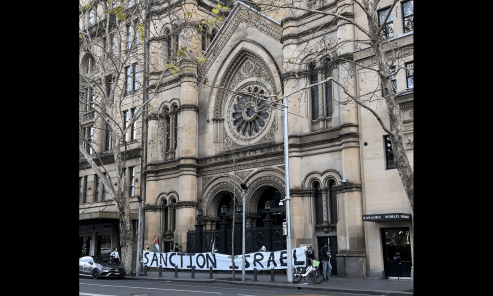 Anti-Israel protestors outside the Great Synagogue in Sydney (image: X/@DrewPavlou)